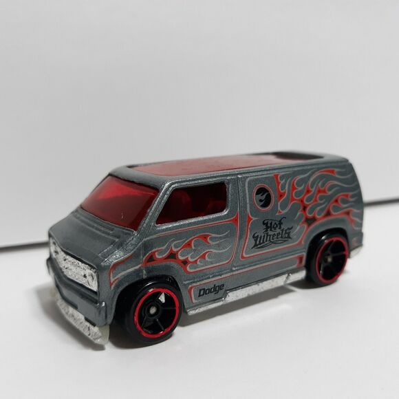 HOT WHEELS CUSTOM '77 DODGE VAN Mattel Die-Cast 2007 Silver with red flames - Picture 2 of 8